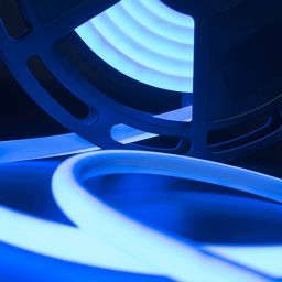 Катушка синей термостойкой светодиодной ленты крупным планом