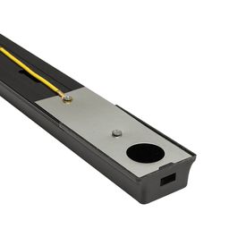 Торец трека с монтажной пластиной и проводом