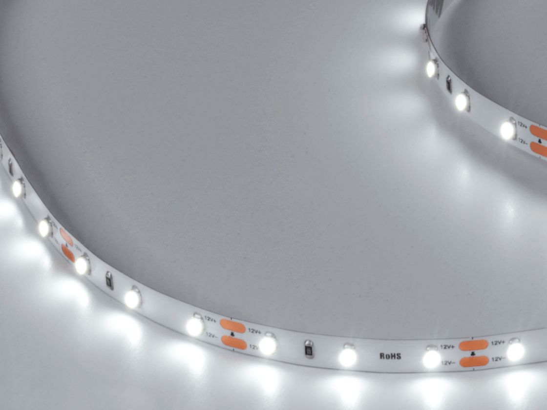 Светящаяся светодиодная лента холодного белого свечения 6000K