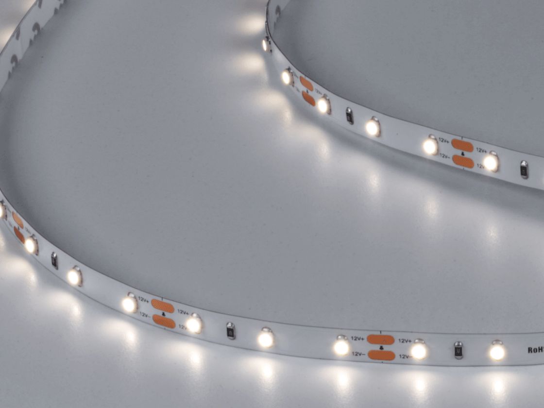 Светодиодная лента в работе, нейтральный белый свет