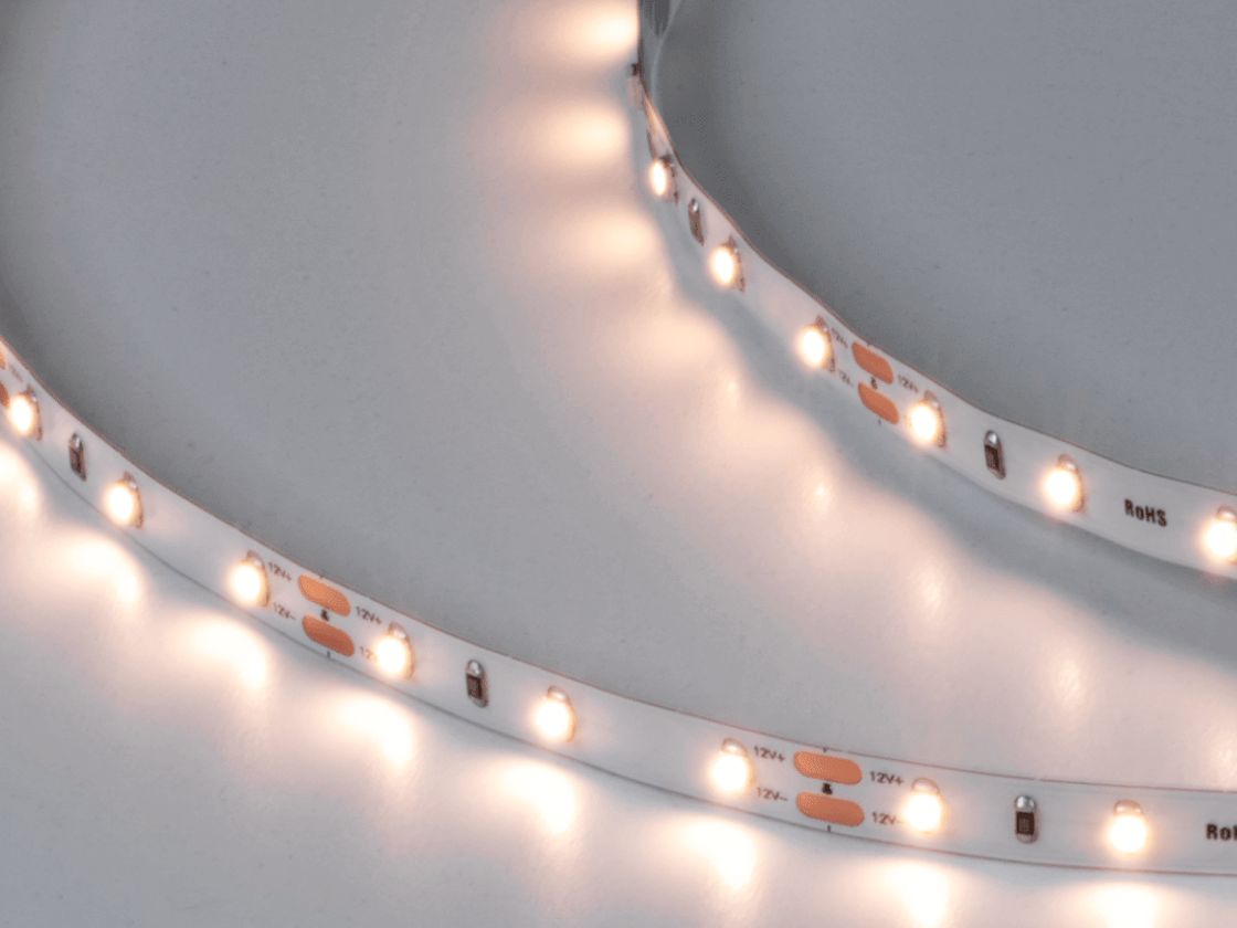 Светодиодная лента тёплого свечения в работе, крупный план