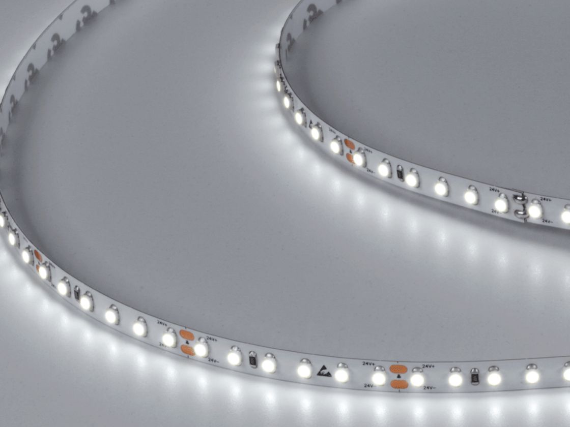 Светодиодная лента включена, холодный белый свет 6000К