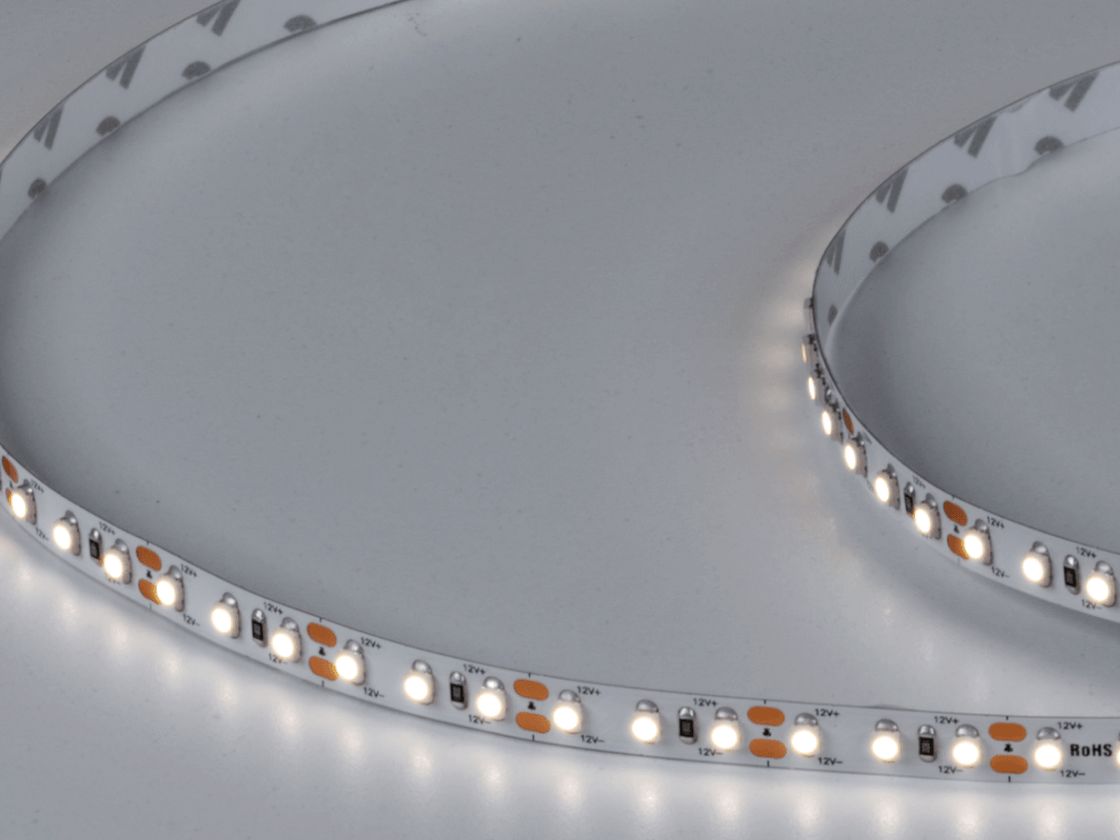 Светодиодная лента включена, нейтральный белый свет