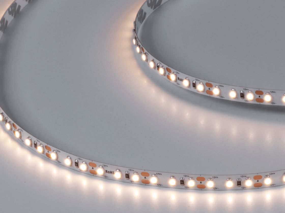 Светодиодная лента теплого свечения включена, вид сверху