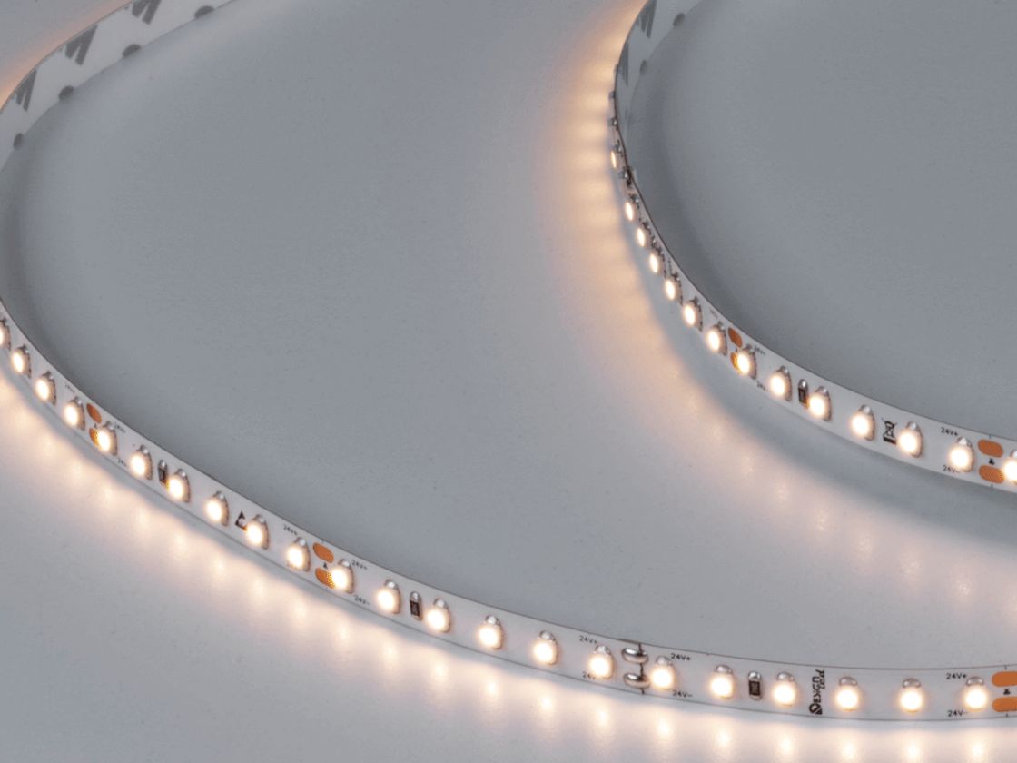 Светодиодная лента включена, теплое белое свечение 2700К