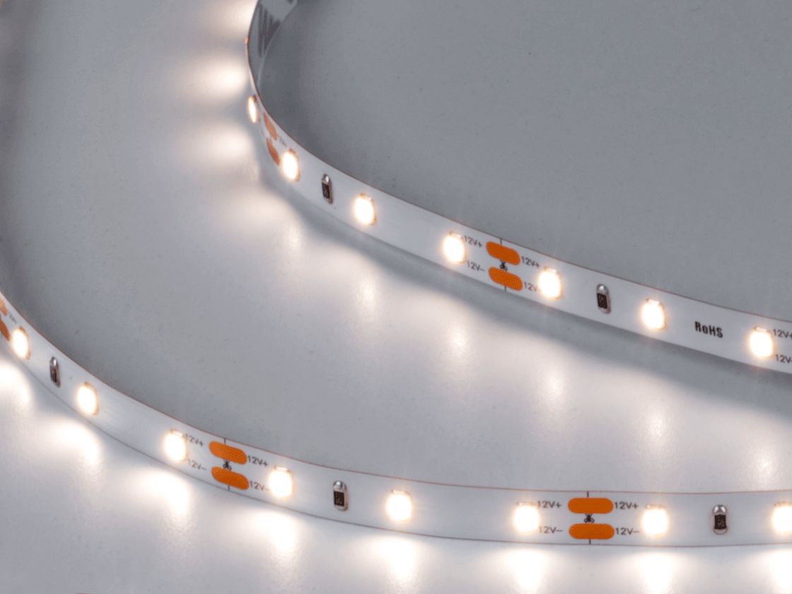 Светодиодная лента в работе, нейтральное белое свечение