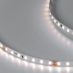 Светодиодная лента включена, нейтральный белый свет