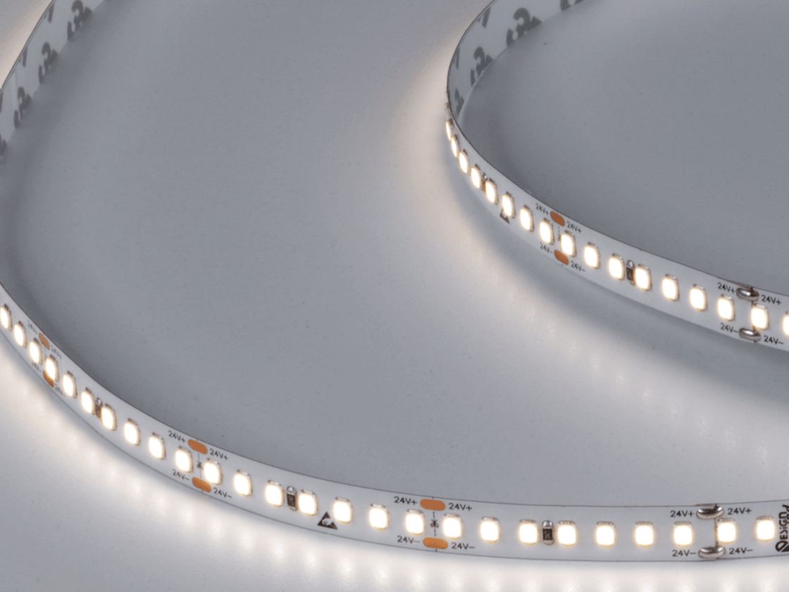 Лента 24 В в работе, нейтральное белое свечение