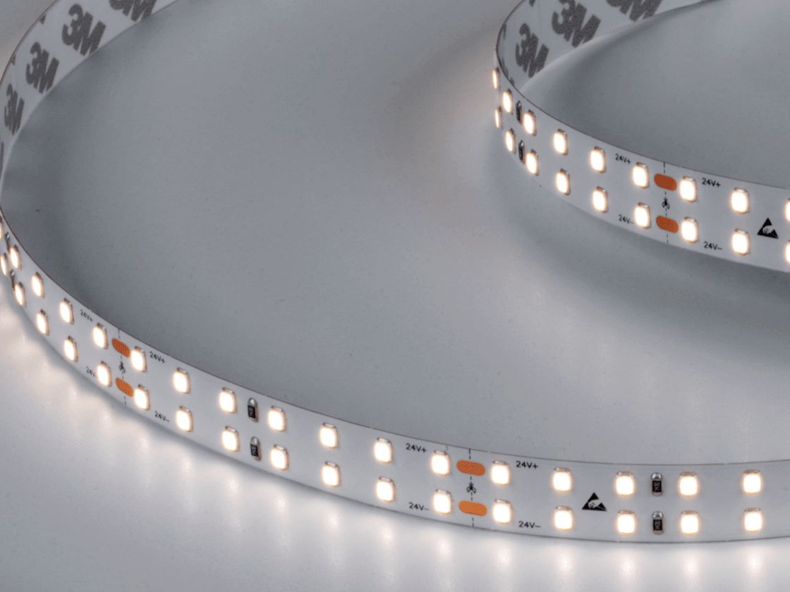 Светодиодная лента включена, нейтральный белый свет 4000K