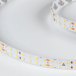 Светодиодная лента SMD 2835, вид крупным планом