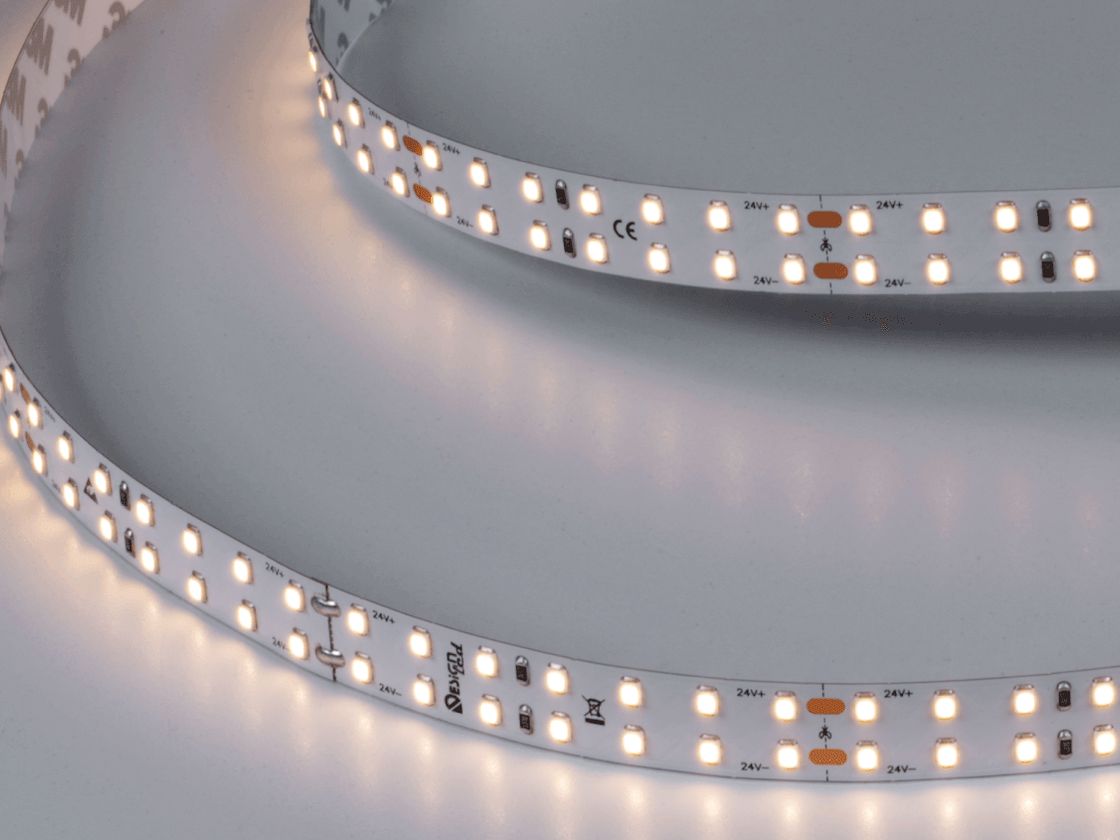 Светодиодная лента включена, теплое белое свечение 3000K