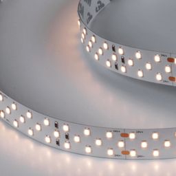 Лента в работе, теплое белое свечение 2700K