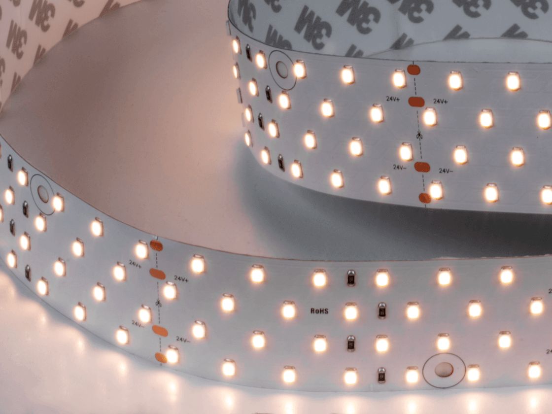 Лента в работе, тёплое белое свечение 3000K