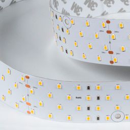 Крупный план ленты SMD 2835 с метками резки