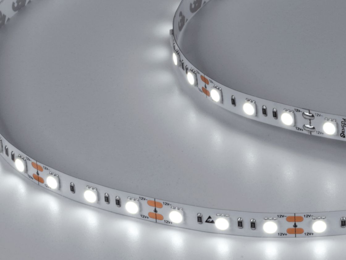 Включенная лента 12V, холодный белый свет, крупно