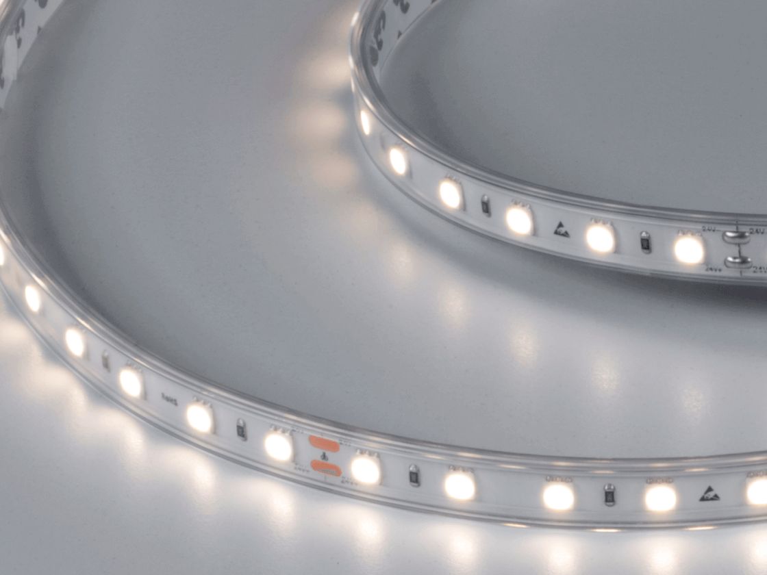 Включенная светодиодная лента нейтрального белого свечения 4000K