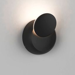 Светильник на стене во включенном состоянии, теплое свечение