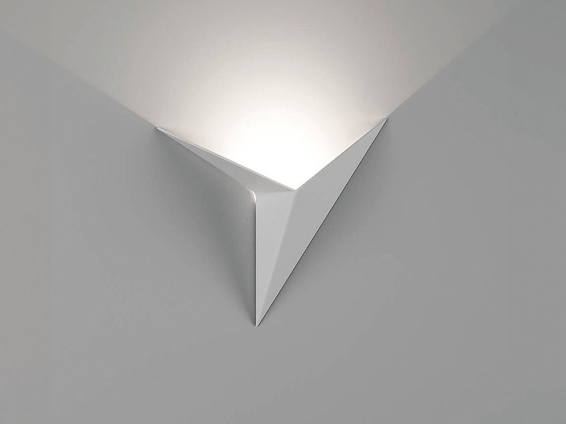 Настенный светильник TRIK в работе, свет вверх