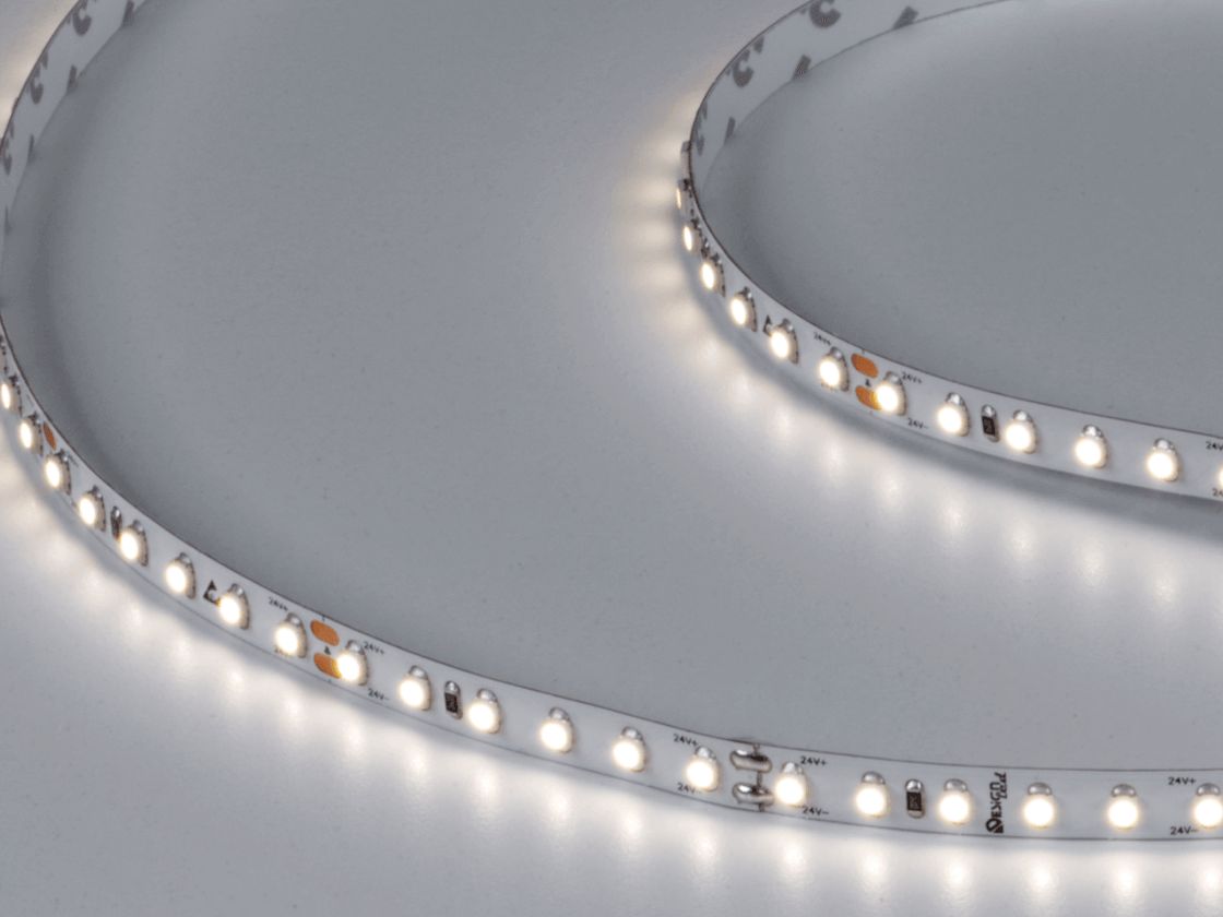 Включенная светодиодная лента с нейтральным белым свечением
