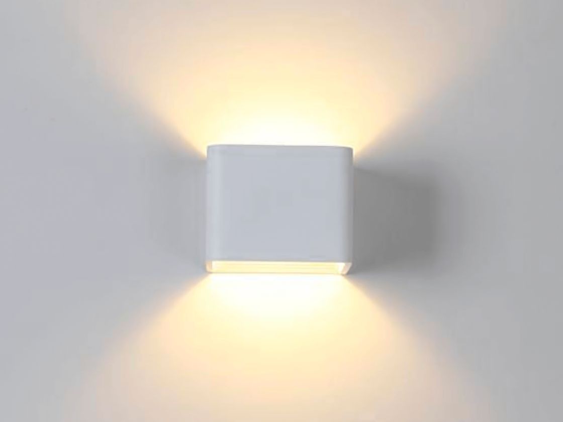 Настенный светильник белый матовый, свет вверх и вниз