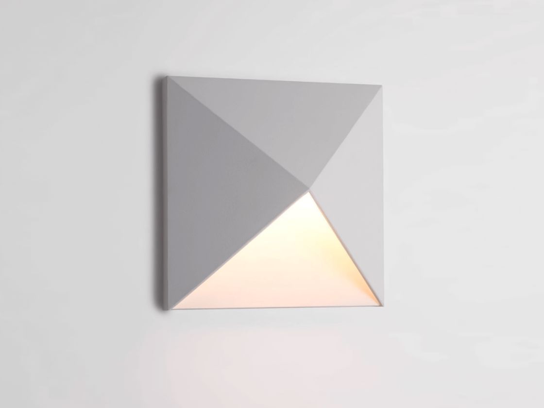 Белый квадратный настенный LED светильник, вид спереди