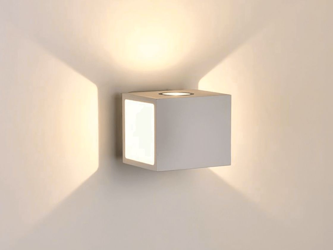 Белый настенный LED светильник куб, свет вверх-вниз