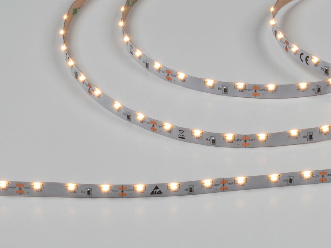 Светодиодная лента бокового свечения, теплый свет, включена