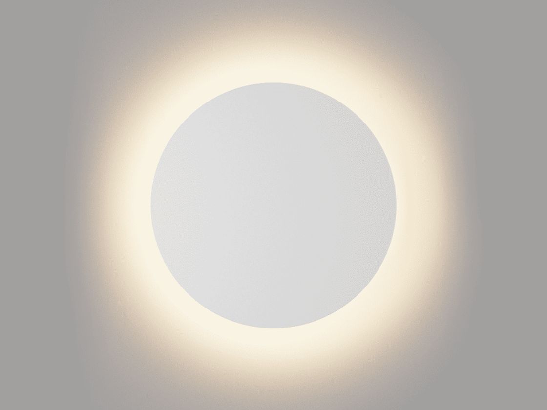 Белый круглый светильник на стене, мягкий ореол света