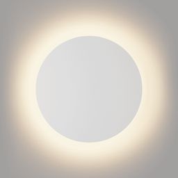 Белый круглый светильник на стене, мягкий ореол света