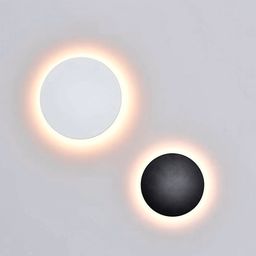 Два круглых настенных светильника, белый и чёрный, подсветка