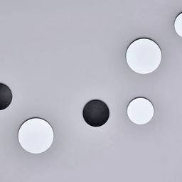 Круглые настенные светильники на стене, черные и белые
