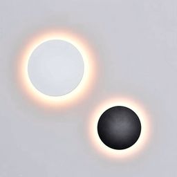 Два круглых светильника на стене, черный и белый
