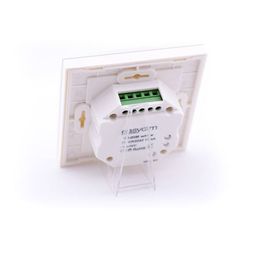 Задняя сторона встраиваемой панели с клеммной колодкой