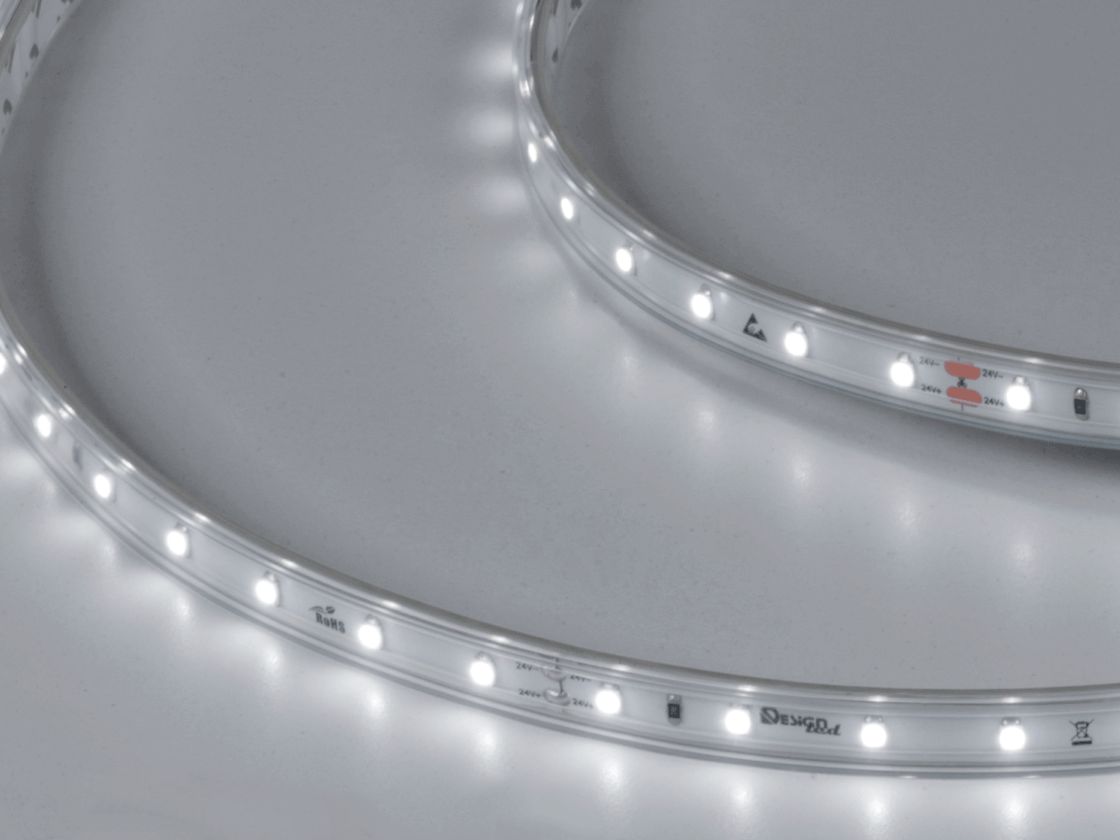 Светящаяся лента холодного белого света, крупный план