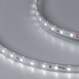 Светящаяся лента холодного белого света, крупный план