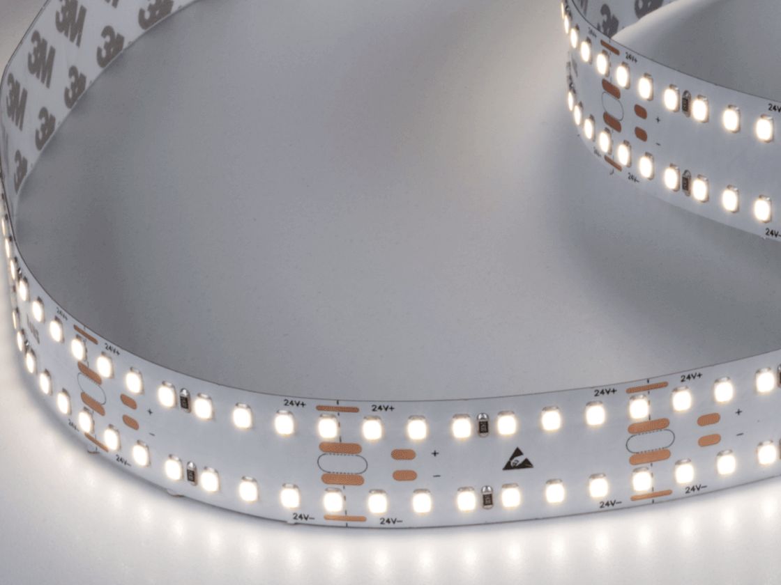 Включенная светодиодная лента нейтрального белого свечения, крупный план