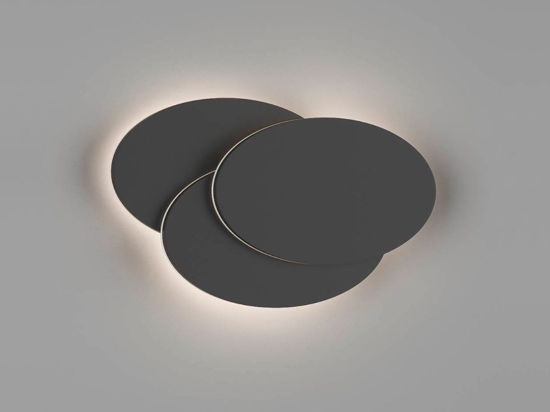 Настенный светильник черный, включен, мягкая подсветка стены