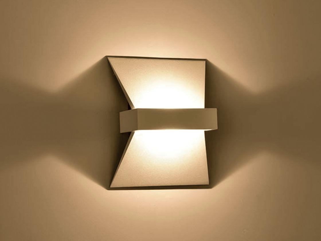 Настенный светильник GW в работе, тёплый свет