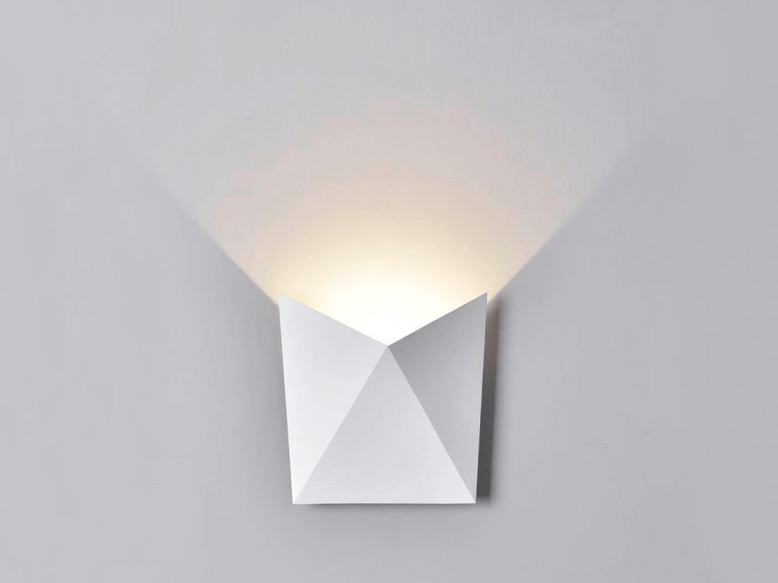 Белый настенный светильник, световой рисунок вверх