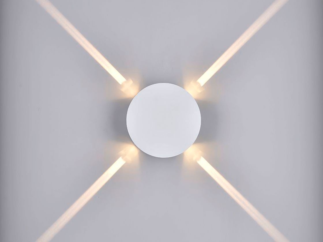 Настенный светильник белый, световые лучи крестом