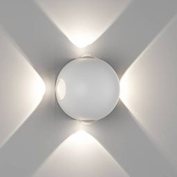 Настенный светильник белый, световой рисунок на стене