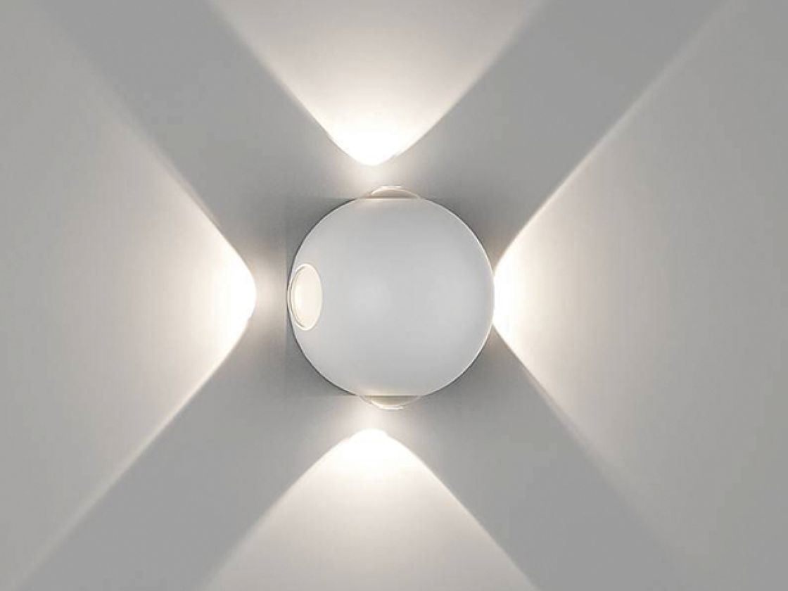 Настенный светильник с направленным светом вверх вниз