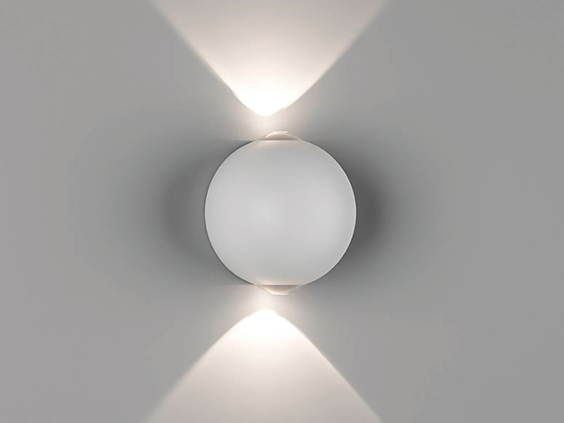 Настенный светильник белый, свет вверх и вниз