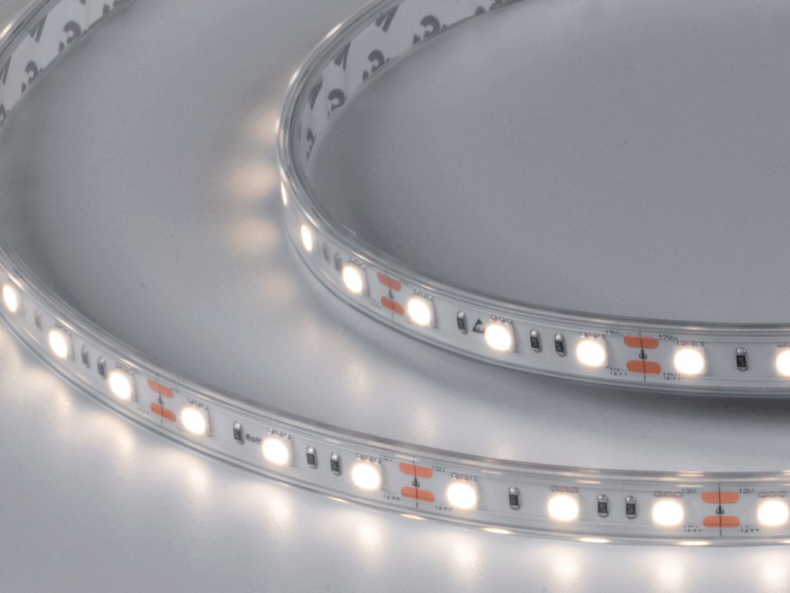 Включенная светодиодная лента нейтральный белый, крупный план