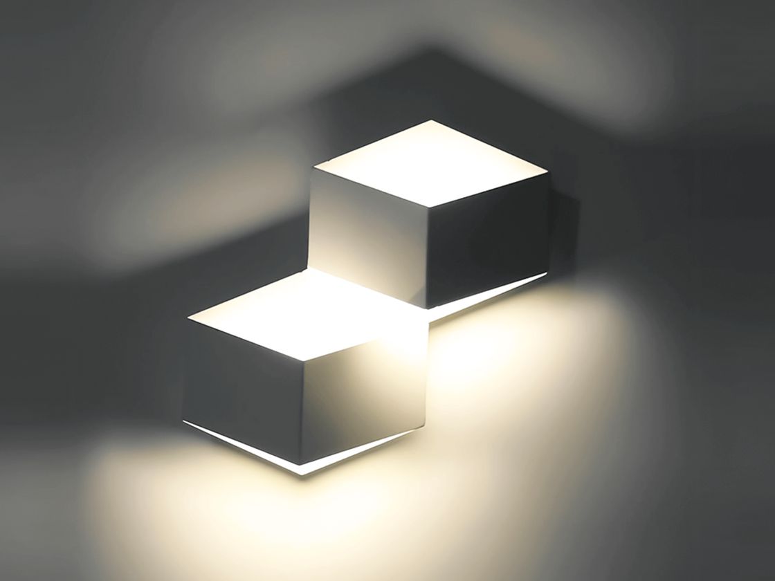 Черный настенный светильник кубической формы, свечение вверх-вниз