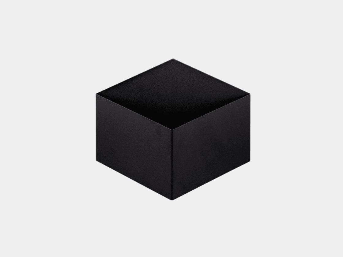 Черный настенный светильник GW, вид спереди под углом