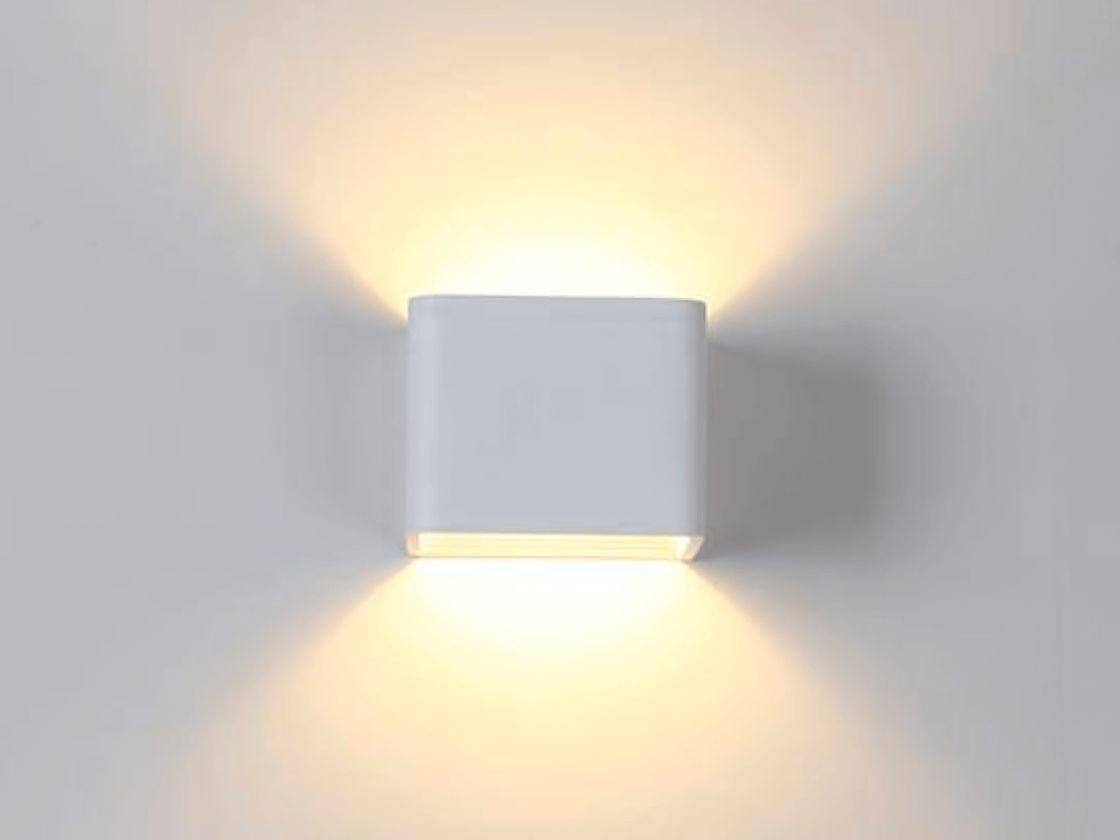 Светильник настенный белый, фронтальный вид на стене