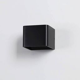 Черный настенный светильник куб, вид сбоку на корпус