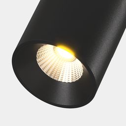 Черный дефлектор в светильнике, вид под углом