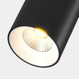 Дефлектор установлен в черном накладном светильнике